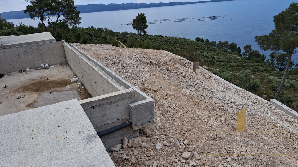 Luxury villa first line to the sea on a spacious estate of 32,000 m² - Brač Island!