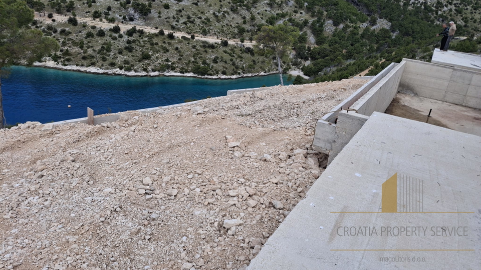 Luxury villa first line to the sea on a spacious estate of 32,000 m² - Brač Island!