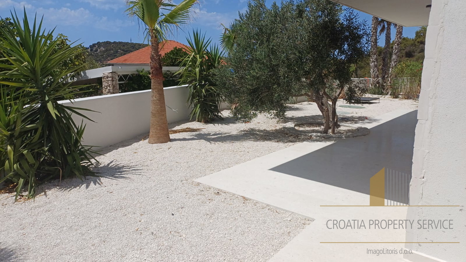 Appartamento di lusso con giardino a 50 m dalla spiaggia – Kalebova Luka!