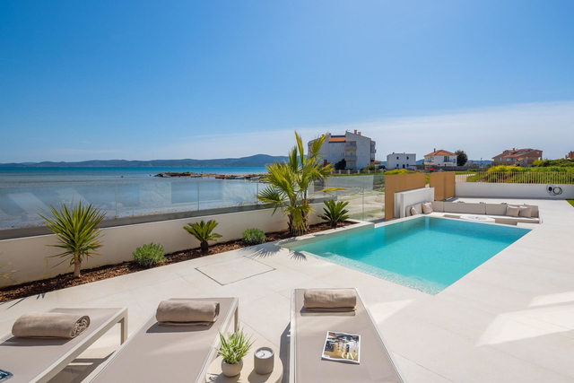 Wunderschöne elegante Villa in erster Meereslinie - Sukošan!