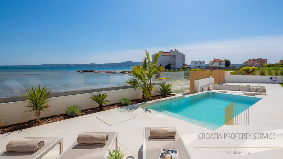 Predivna elegantna vila prvi red uz more - Sukošan!