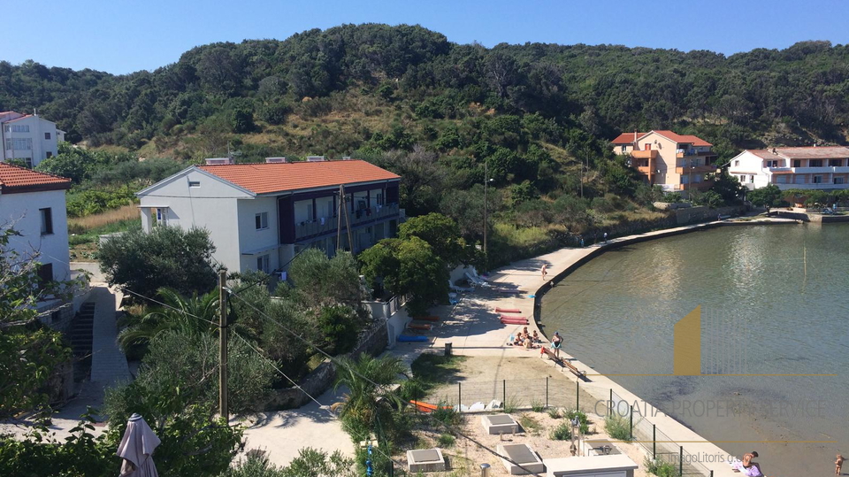 Splendida casa con 11 appartamenti in prima fila sul mare sull'isola di Rab!