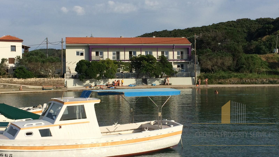 Splendida casa con 11 appartamenti in prima fila sul mare sull'isola di Rab!