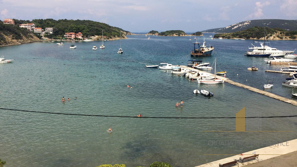 Splendida casa con 11 appartamenti in prima fila sul mare sull'isola di Rab!