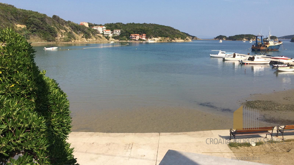 Splendida casa con 11 appartamenti in prima fila sul mare sull'isola di Rab!