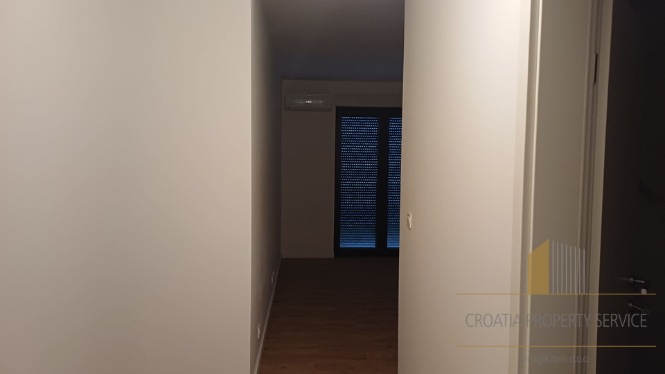 Luxuriöse Wohnung im Neubau – 100 Meter vom Strand entfernt, Marina bei Trogir!