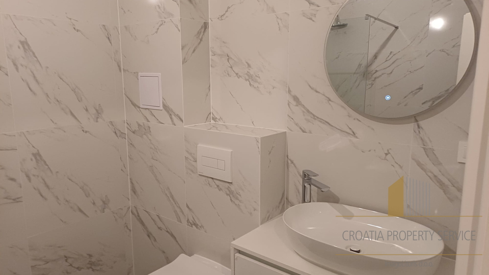 Luxuriöse Wohnung im Neubau – 100 Meter vom Strand entfernt, Marina bei Trogir!