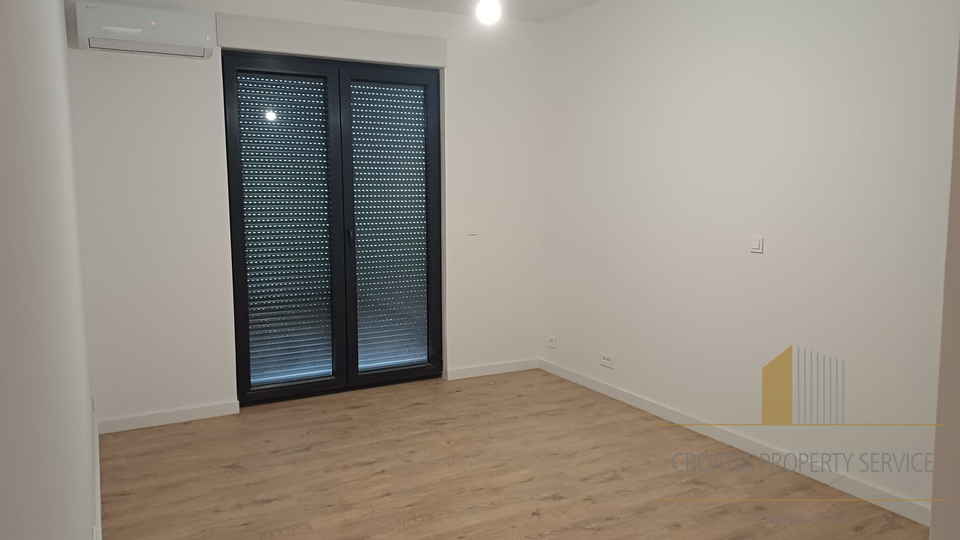 Luxuriöse Wohnung im Neubau – 100 Meter vom Strand entfernt, Marina bei Trogir!