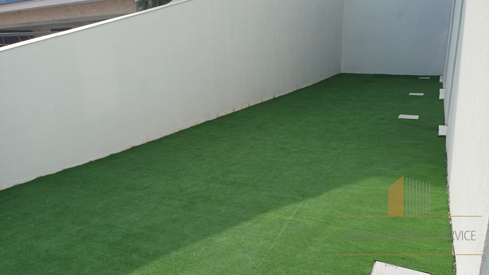 Luxuriöse Wohnung im Neubau – 100 Meter vom Strand entfernt, Marina bei Trogir!