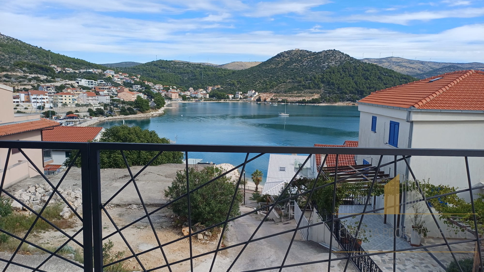 Luxuriöse Wohnung im Neubau – 100 Meter vom Strand entfernt, Marina bei Trogir!