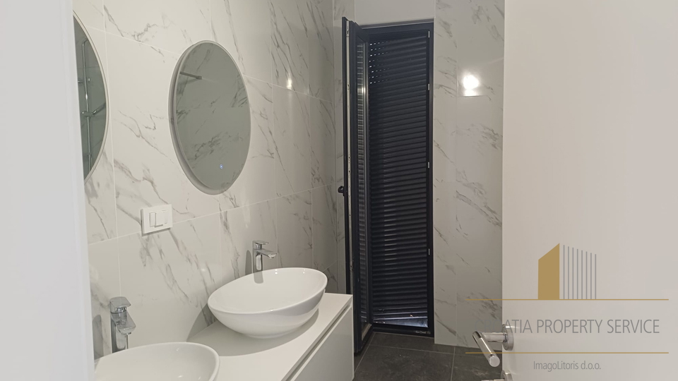 Luxuriöse Wohnung im Neubau – 100 Meter vom Strand entfernt, Marina bei Trogir!