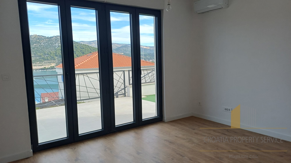 Luxuriöse Wohnung im Neubau – 100 Meter vom Strand entfernt, Marina bei Trogir!