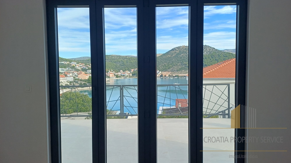 Luxuriöse Wohnung im Neubau – 100 Meter vom Strand entfernt, Marina bei Trogir!