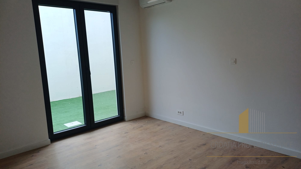 Luxuriöse Wohnung im Neubau – 100 Meter vom Strand entfernt, Marina bei Trogir!