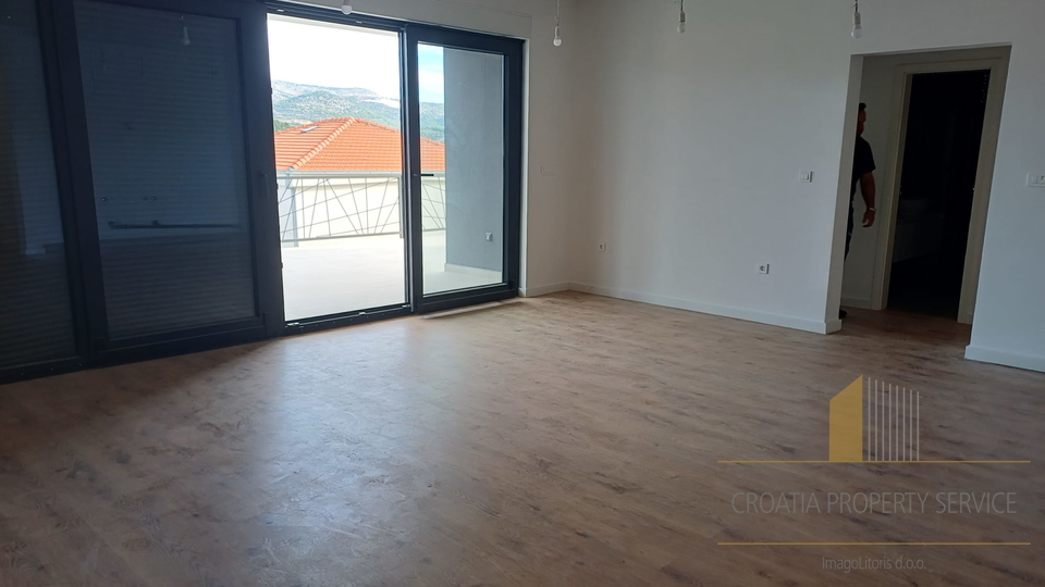 Luxuriöse Wohnung im Neubau – 100 Meter vom Strand entfernt, Marina bei Trogir!