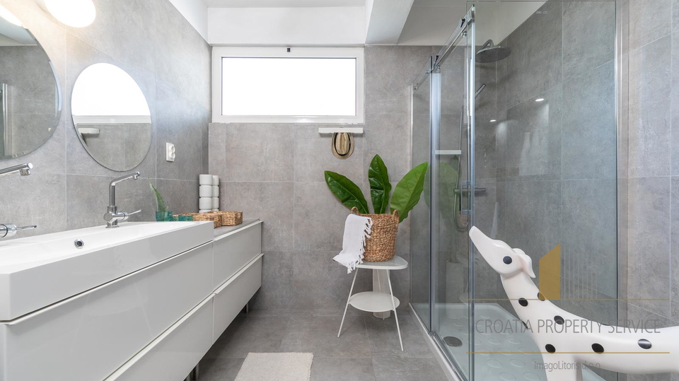 Ekskluzivna vila v prvi vrsti ob morju – južna stran otoka Korčule!