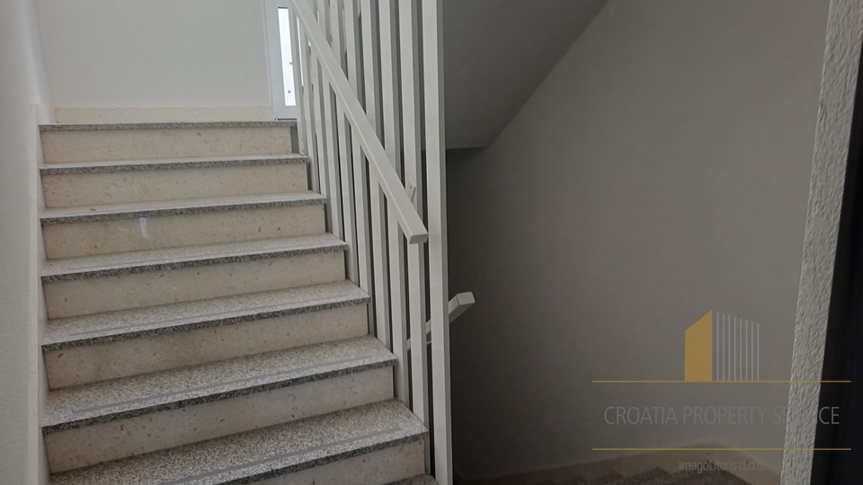 Роскошная квартира с садом в новом доме в 150 м от моря - остров Чиово!