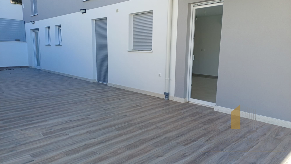 Роскошная квартира с садом в новом доме в 150 м от моря - остров Чиово!