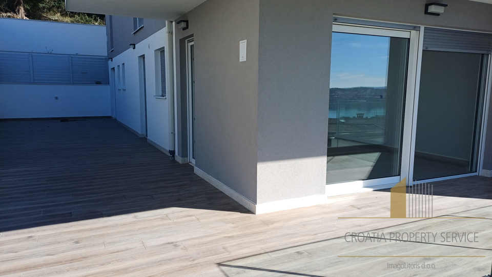 Роскошная квартира с садом в новом доме в 150 м от моря - остров Чиово!