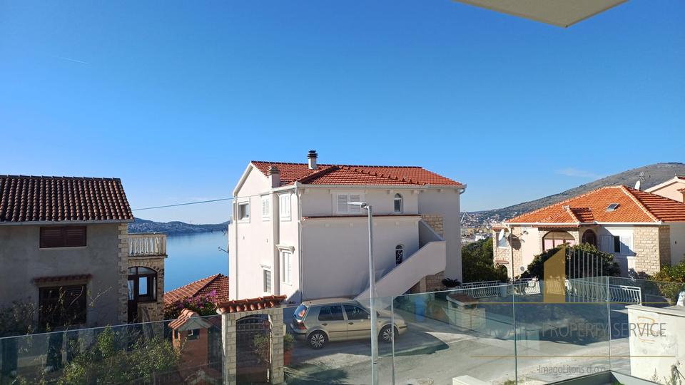 Роскошная квартира с садом в новом доме в 150 м от моря - остров Чиово!