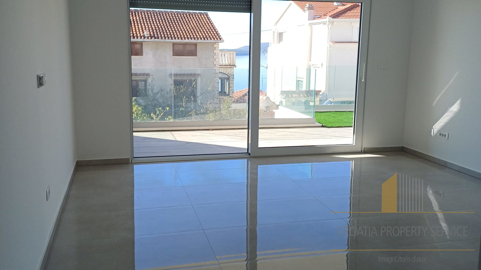 Роскошная квартира с садом в новом доме в 150 м от моря - остров Чиово!