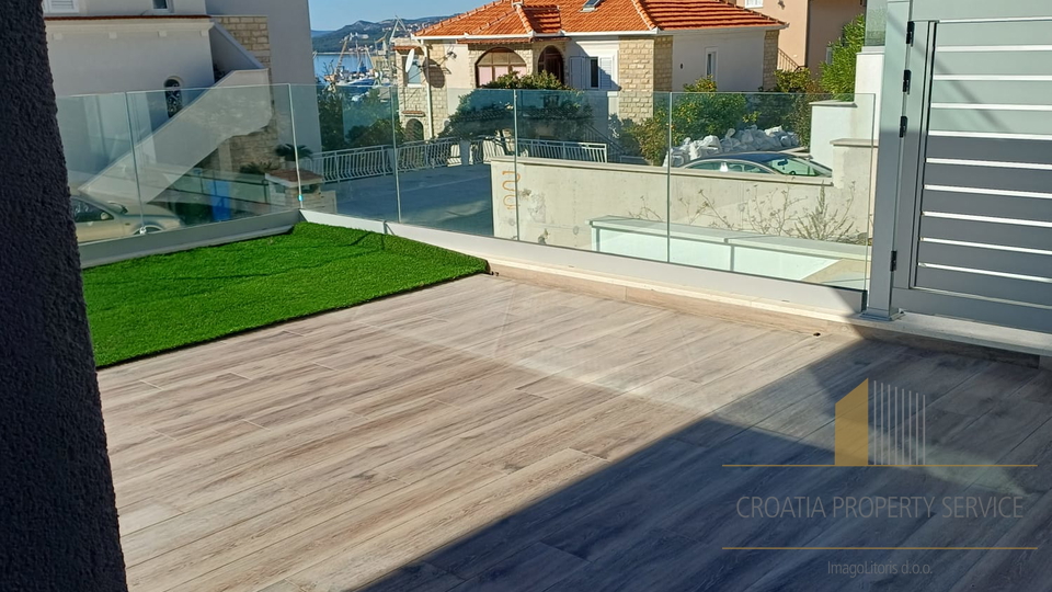 Роскошная квартира с садом в новом доме в 150 м от моря - остров Чиово!