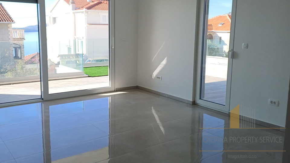 Роскошная квартира с садом в новом доме в 150 м от моря - остров Чиово!