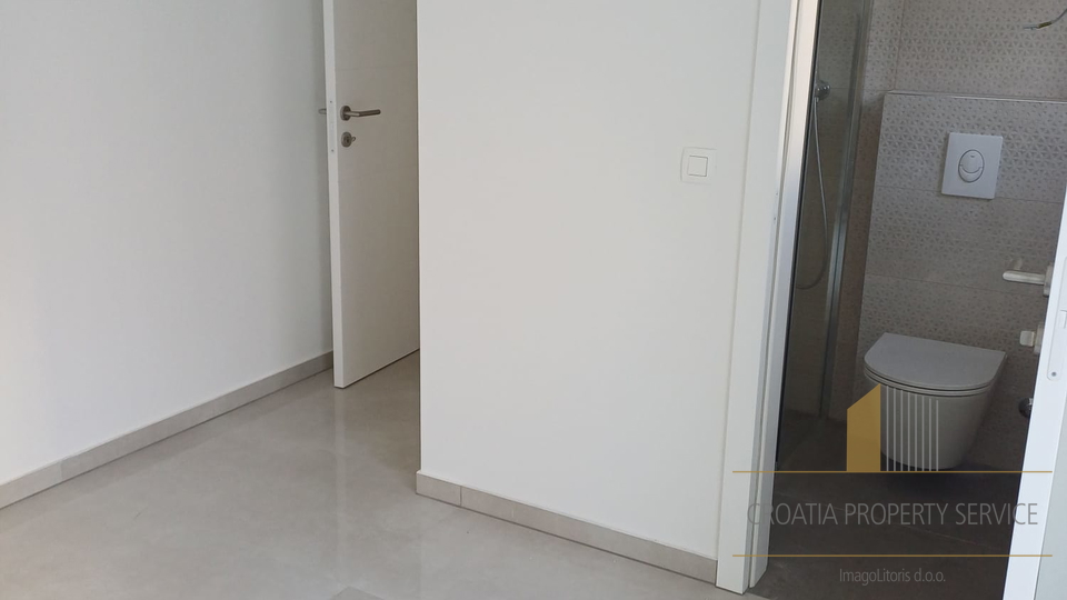 Роскошная квартира с садом в новом доме в 150 м от моря - остров Чиово!