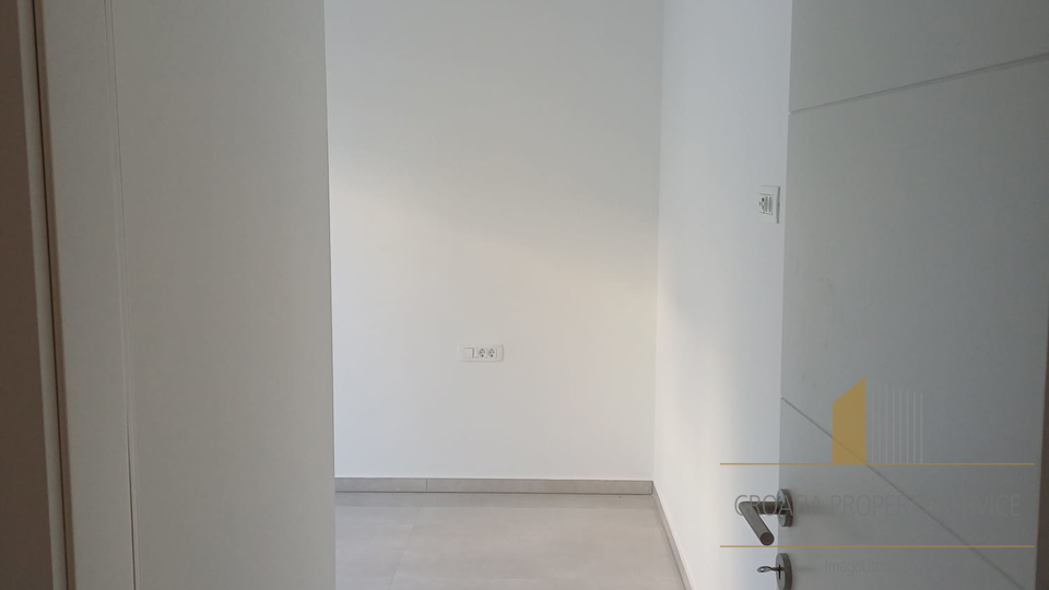 Роскошная квартира с садом в новом доме в 150 м от моря - остров Чиово!