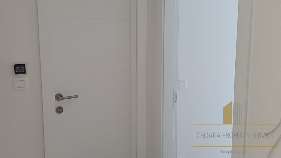 Роскошная квартира с садом в новом доме в 150 м от моря - остров Чиово!