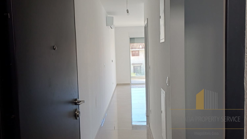 Роскошная квартира с садом в новом доме в 150 м от моря - остров Чиово!