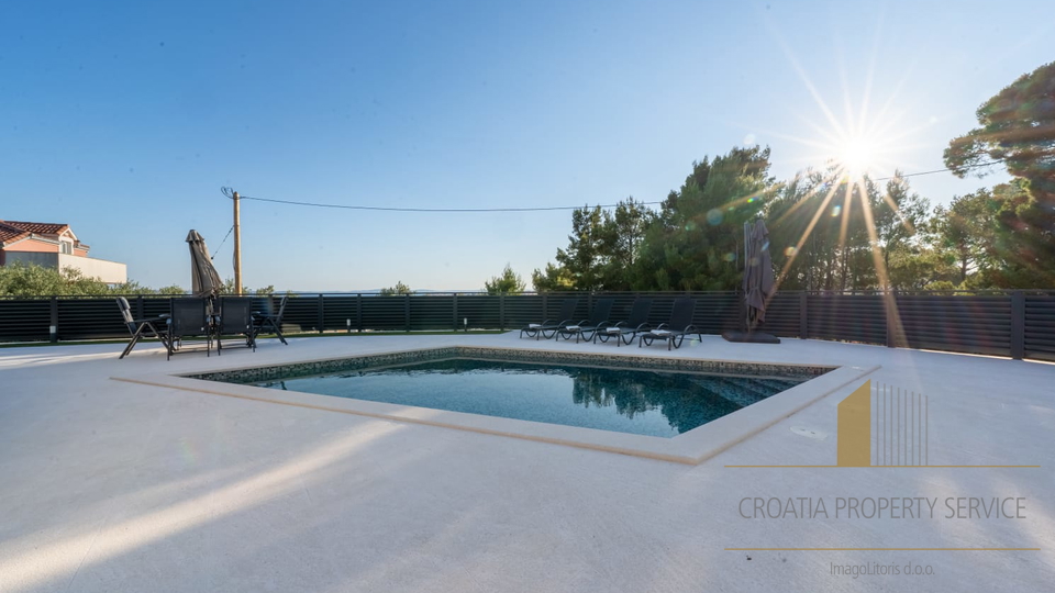 Luksuzna moderna vila s pogledom na more i Split!