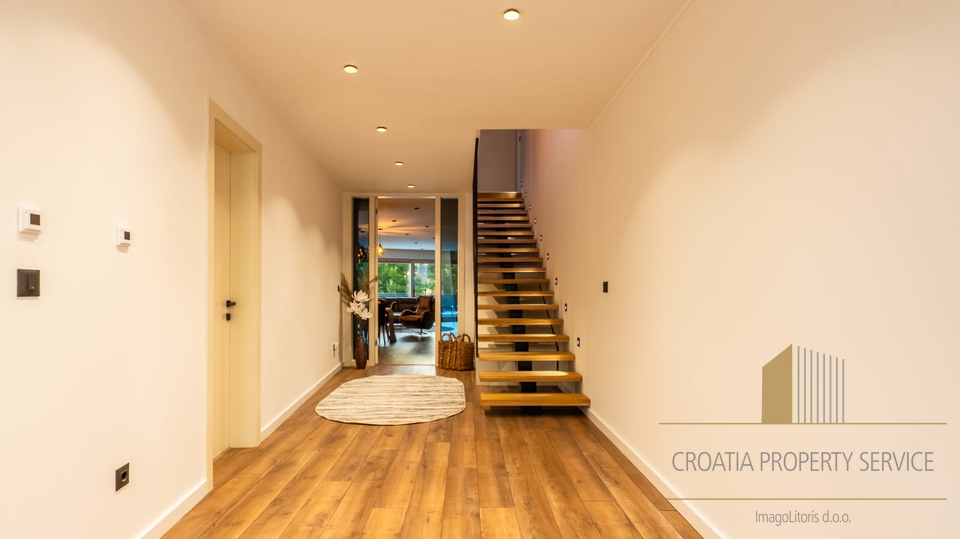 Luksuzna moderna vila s pogledom na more i Split!