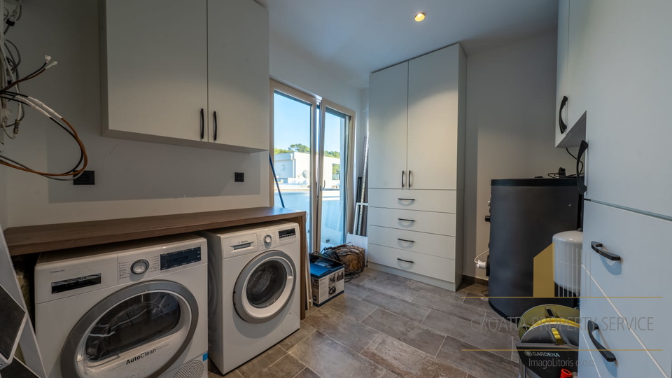 Luksuzna moderna vila s pogledom na more i Split!