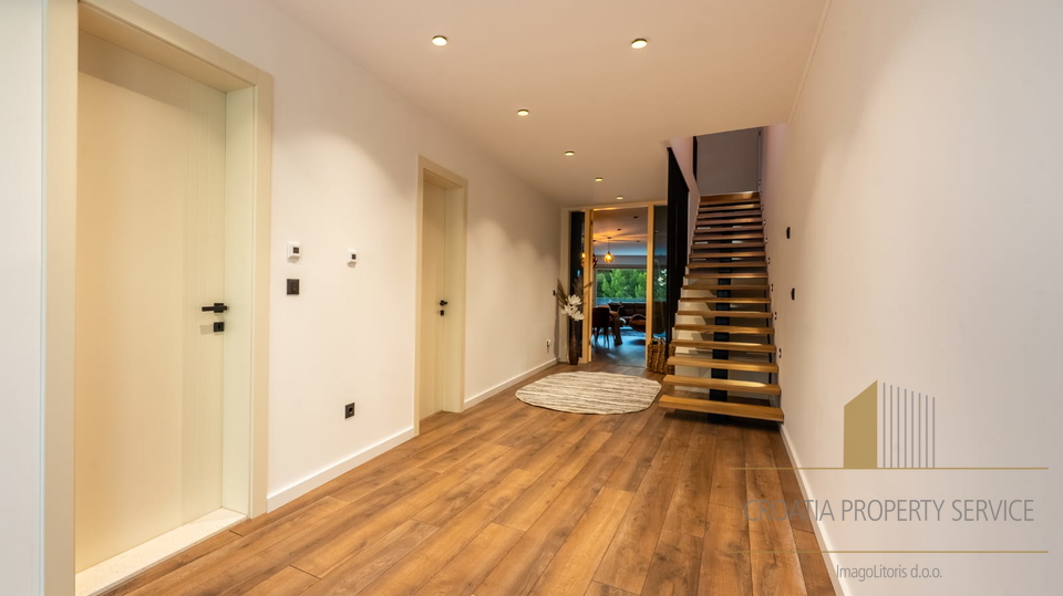 Luksuzna moderna vila s pogledom na more i Split!