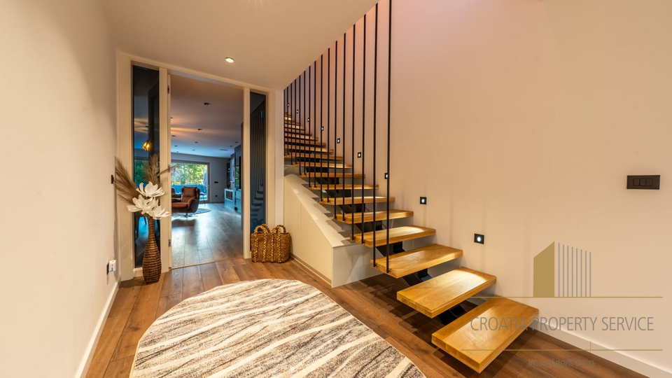 Luksuzna moderna vila s pogledom na more i Split!