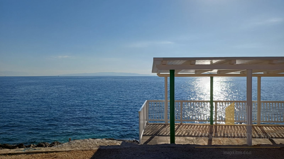 Appartamento di lusso con due camere in edificio di nuova costruzione, fronte mare sull'isola di Čiovo!