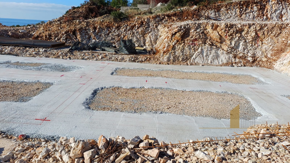 Lussuoso attico con terrazza sul tetto in prima fila sulla spiaggia sull'isola di Čiovo!