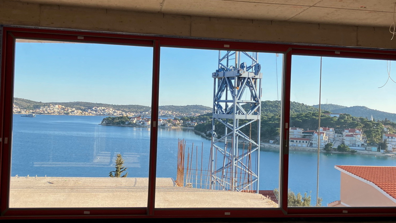 Moderna oblikovalska vila le 100 metrov od morja v okolici Rogoznice&excl;