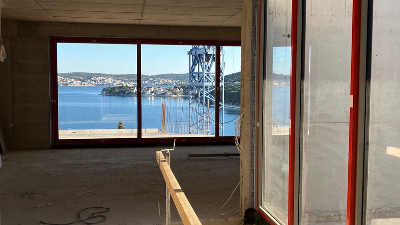 Moderna oblikovalska vila le 100 metrov od morja v okolici Rogoznice&excl;