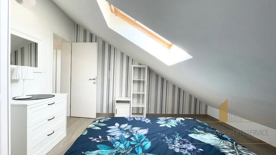 Beautiful three-room duplex apartment with a sea view – Šolta, Stomorska!