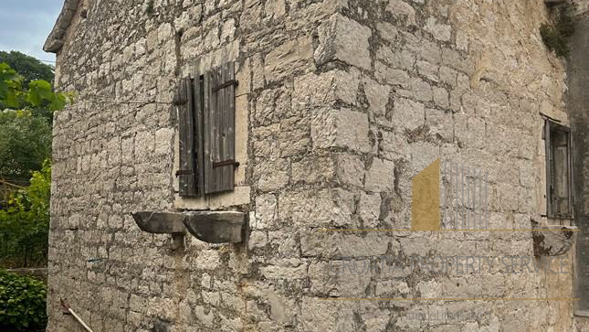 Kamnita hiša za obnovo na odlični lokaciji v drugem vrsti od morja – otok Zlarin!