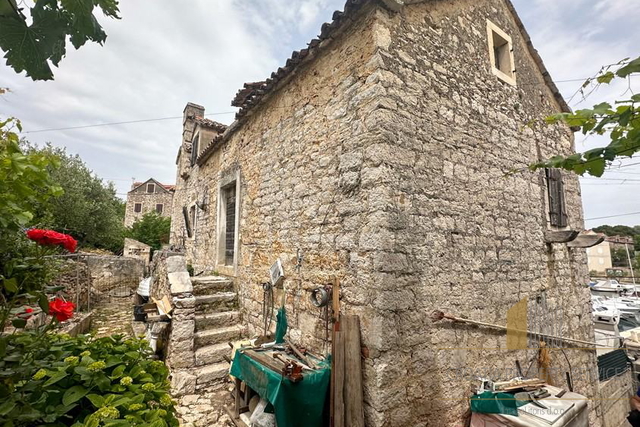Kamnita hiša za obnovo na odlični lokaciji v drugem vrsti od morja – otok Zlarin!