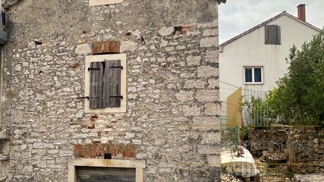 Kamnita hiša za obnovo na odlični lokaciji v drugem vrsti od morja – otok Zlarin!