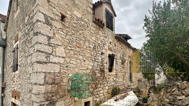 Kamnita hiša za obnovo na odlični lokaciji v drugem vrsti od morja – otok Zlarin!