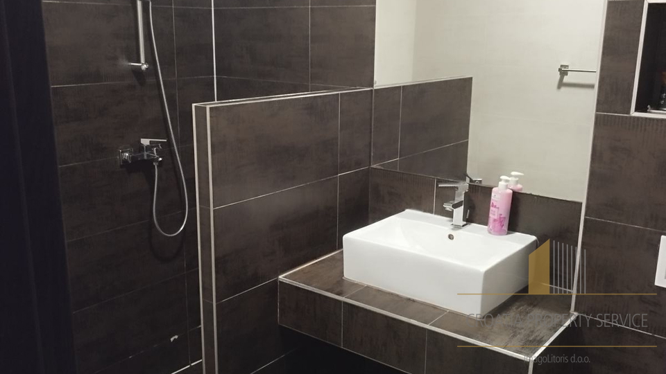 Wunderschöne Wohnung am Meer in Kaštel Kambelovac – ideal für Familie oder touristische Vermietung!