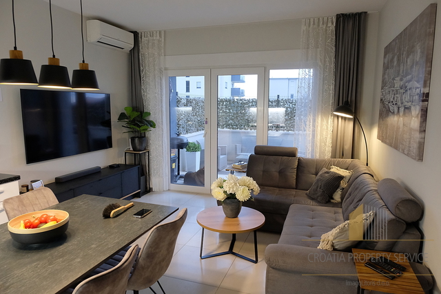 Modernly furnished apartment with a pool and terrace in an excellent location near Trogir!