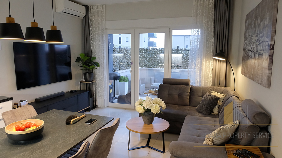 Modernly furnished apartment with a pool and terrace in an excellent location near Trogir!