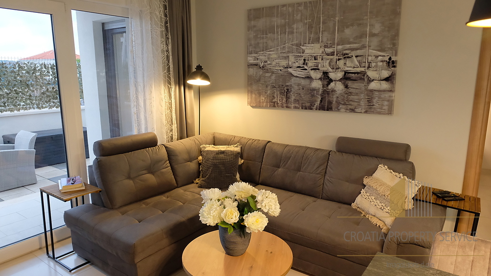Modernly furnished apartment with a pool and terrace in an excellent location near Trogir!
