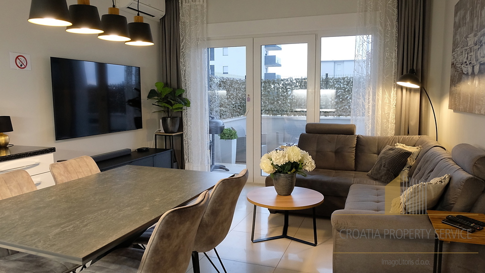 Modernly furnished apartment with a pool and terrace in an excellent location near Trogir!